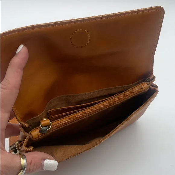 ANDAR Tan Leather Clutch - Picture 4 of 4